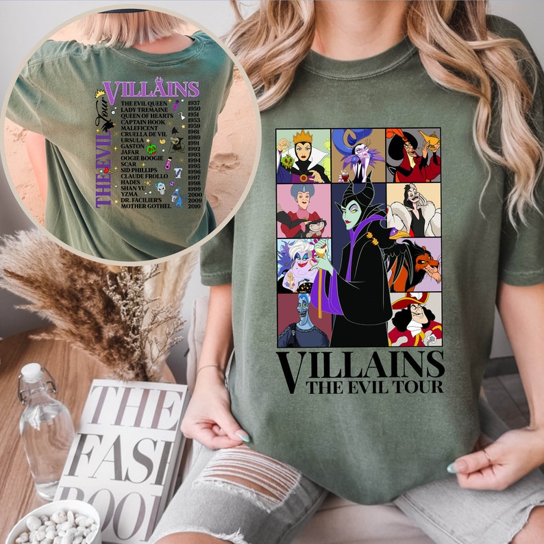 Puede incluir: Camiseta verde oliva con un gr&aacute;fico de villanos de Disney en una cuadr&iacute;cula, con el texto "Villains The Evil Tour". La camiseta tambi&eacute;n enumera los villanos y sus a&ntilde;os de debut. Una camiseta casual y c&oacute;moda.