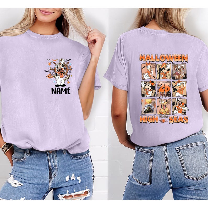 K&ouml;nnte beinhalten: Helllila T-Shirt mit Halloween-Design. Auf der Vorderseite befindet sich eine Cartoonfigur mit dem Namen "NAME". Auf der R&uuml;ckseite ist eine Rasterung von Halloween-Cartoonfiguren und der Text "HALLOWEEN 25 HIGH SEAS" zu sehen.