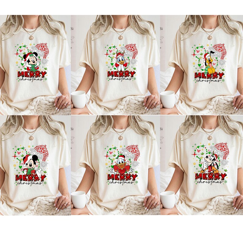 Puede incluir: Camisetas color crema con Mickey Mouse, el Pato Donald y Pluto en dise&ntilde;os navide&ntilde;os. Cada camiseta tiene una corona festiva en forma de coraz&oacute;n y las palabras "Merry Christmas" en rojo. Los personajes llevan gorros de Pap&aacute; Noel.