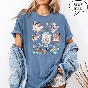 Puede incluir: Camiseta azul vaquero con un dise&ntilde;o de Disney. El dise&ntilde;o incluye a Mickey y Minnie Mouse, un castillo y el texto "Best Day Ever". La camiseta tiene mangas enrolladas y un corte holgado.