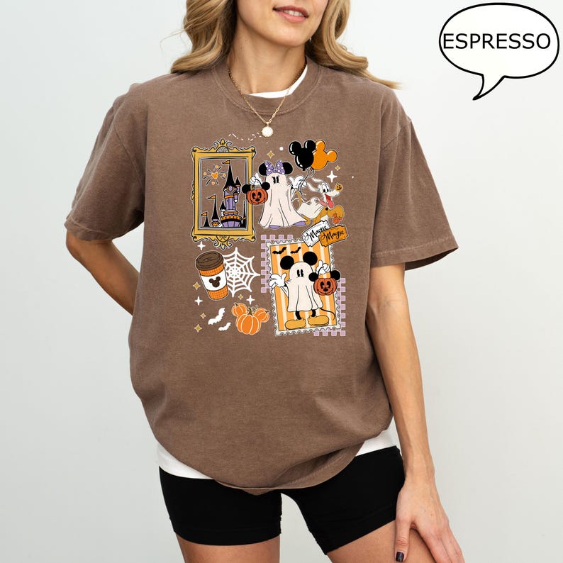 Może przedstawiać: Brązowa koszulka z halloweenową grafiką przedstawiającą Myszka Miki przebranego za ducha, dynie i nawiedzony zamek. Koszulka ma napis "Espresso" w dymku.