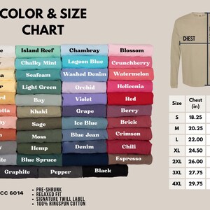 Puede incluir: Tabla de colores y tallas para una camiseta de manga larga, con colores como blanco, azul y rosa. La tabla incluye medidas de pecho y largo en cm para las tallas S a 4XL. La camiseta es pre-encogida y de corte relajado.
