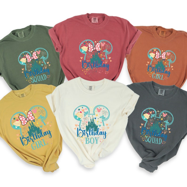 Puede incluir: Seis camisetas diferentes con un dise&ntilde;o de orejas de Mickey Mouse que presenta un castillo y fuegos artificiales. Las camisetas son de varios colores, incluyendo verde, rojo, naranja, amarillo, blanco y gris. Las camisetas tienen el texto "Birthday Squad", "Birthday", "Birthday Girl", "Birthday Girl", "Birthday Boy" y "Birthday Squad" impreso en ellas.