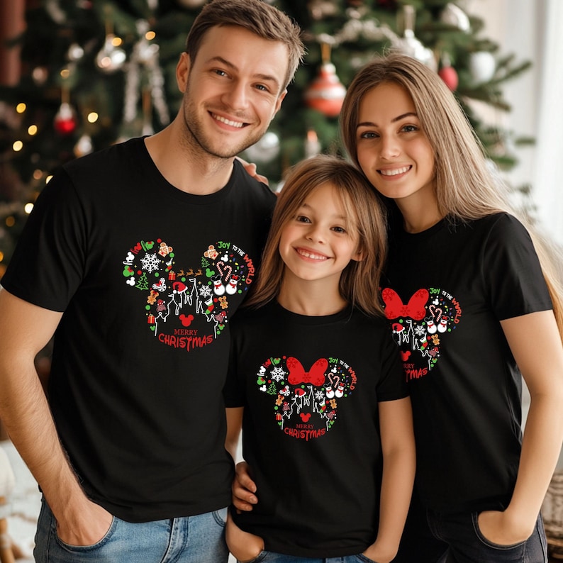 Comfort Colors® Disney Familie Weihnachten T-Shirt, Mickey und Minnie Weihnachtsshirt, Weihnachtsfamilie Shirt, Disney Schloss Weihnachten T-Shirt Bild 1