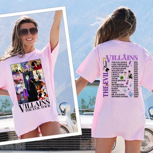 Puede incluir: Camiseta rosa claro con un dise&ntilde;o de villanos de Disney y el texto "VILLAINS THE EVIL TOUR". La parte posterior de la camiseta enumera a los villanos y sus a&ntilde;os de debut. Una camiseta gr&aacute;fica divertida y colorida.
