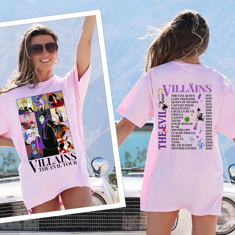 Puede incluir: Camiseta rosa claro con un dise&ntilde;o de villanos de Disney y el texto "VILLAINS THE EVIL TOUR". La parte posterior de la camiseta enumera a los villanos y sus a&ntilde;os de debut. Una camiseta gr&aacute;fica divertida y colorida.