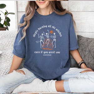 Comfort Colors® Ze verbranden alle heksen, zelfs als je niet één bent Shirt, skeletshirt, Halloween-skelet-T-shirt, Thanksgiving-skelet afbeelding 5