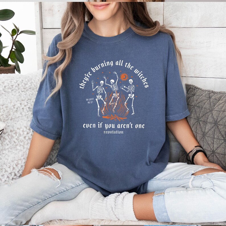Comfort Colors® Ze verbranden alle heksen, zelfs als je niet één bent Shirt, skeletshirt, Halloween-skelet-T-shirt, Thanksgiving-skelet afbeelding 5