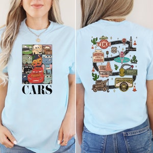 Puede incluir: Camiseta azul claro con un estampado gr&aacute;fico de un collage de coches de la pel&iacute;cula Cars de Disney Pixar. El texto "CARS" est&aacute; impreso debajo del collage. La parte posterior de la camiseta presenta un estampado gr&aacute;fico de un mapa de carreteras con varios puntos de referencia de la pel&iacute;cula Cars, incluyendo "Luigi's Tire", "Radiator Springs Curios", "Cozy Cone Motel" y "Fillmore's".