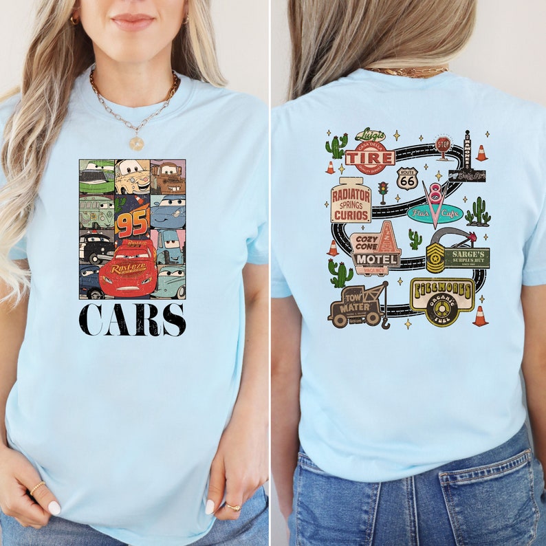 Puede incluir: Camiseta azul claro con un estampado gr&aacute;fico de un collage de coches de la pel&iacute;cula Cars de Disney Pixar. El texto "CARS" est&aacute; impreso debajo del collage. La parte posterior de la camiseta presenta un estampado gr&aacute;fico de un mapa de carreteras con varios puntos de referencia de la pel&iacute;cula Cars, incluyendo "Luigi's Tire", "Radiator Springs Curios", "Cozy Cone Motel" y "Fillmore's".