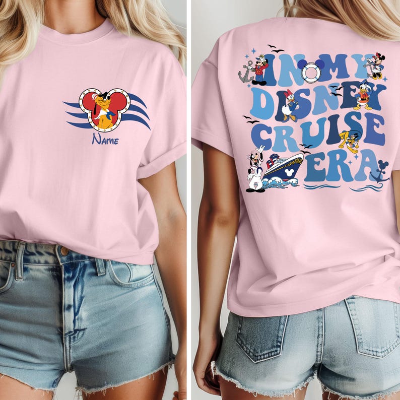 Op de afbeelding: Roze T-shirt met een cartoonhond met een kapiteinshoed op de voorkant en de tekst "In My Disney Cruise Era" met cartoonfiguren op de achterkant.