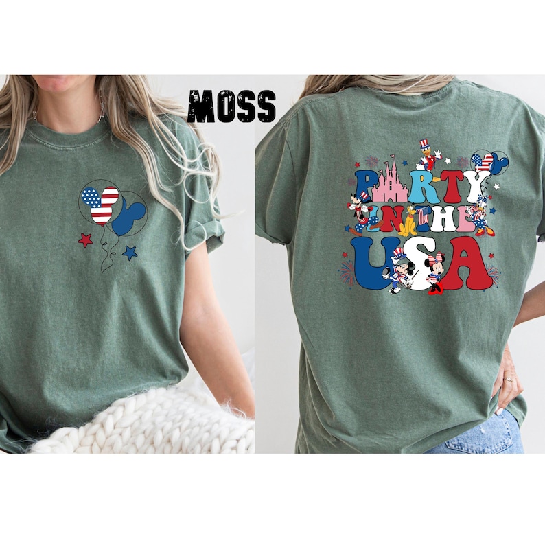 K&ouml;nnte beinhalten: Moosgr&uuml;nes T-Shirt mit patriotischem Design. Die Vorderseite zeigt ein Ballondesign in den Farben der amerikanischen Flagge. Auf der R&uuml;ckseite des Shirts steht "Party in the USA" mit Zeichentrickfiguren und patriotischen Bildern.