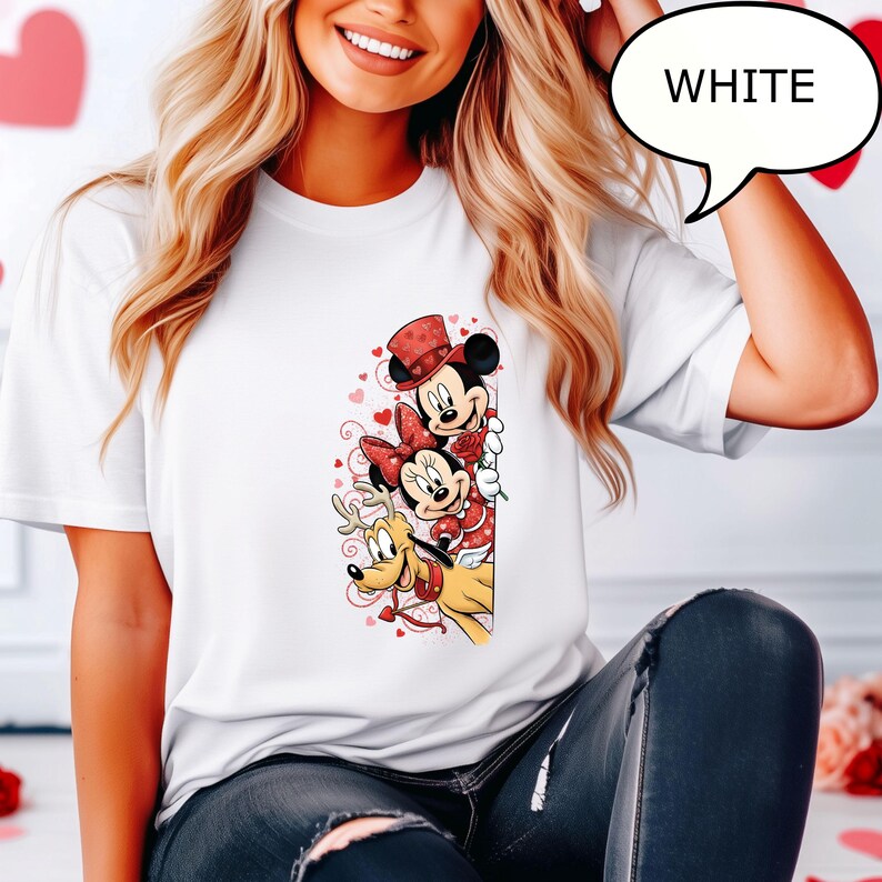 Puede incluir: Camiseta blanca con un gr&aacute;fico colorido de Mickey Mouse, Minnie Mouse y Pluto. Mickey Mouse lleva un sombrero de copa rojo, Minnie Mouse tiene un lazo rojo y Pluto tiene un collar rojo. La palabra "WHITE" est&aacute; en un bocadillo.