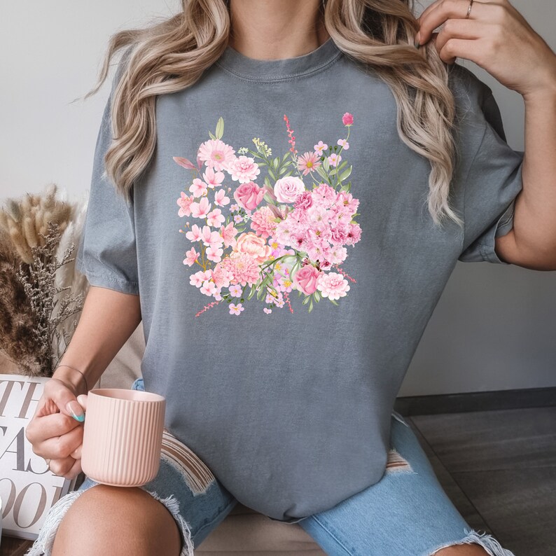 Comfort Colors® Camisa de ramo de rosas, camisa de ramo de flores, camisa floral retro, camisa de flores, camisa de damas de plantas, regalo para mujeres imagen 3