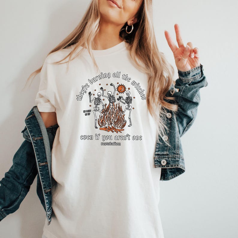 Comfort Colors® Ze verbranden alle heksen, zelfs als je niet één bent Shirt, skeletshirt, Halloween-skelet-T-shirt, Thanksgiving-skelet afbeelding 4