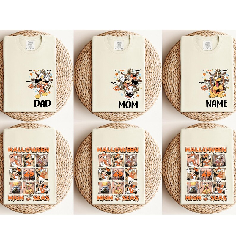 K&ouml;nnte beinhalten: Sechs cremefarbene T-Shirts mit Halloween-Motiven. Drei Shirts zeigen Mickey Mouse- und Ankergrafiken mit den W&ouml;rtern "DAD", "MOM" und "NAME". Die anderen drei Shirts haben eine Halloween-Grafik mit den Worten "HALLOWEEN 25 HIGH SEAS".