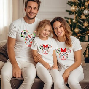 Comfort Colors® Disney Familie Weihnachten T-Shirt, Mickey und Minnie Weihnachtsshirt, Weihnachtsfamilie Shirt, Disney Schloss Weihnachten T-Shirt Bild 2