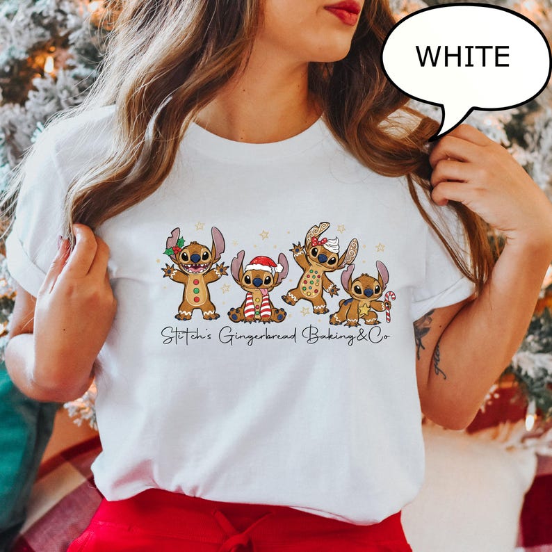 Puede incluir: Camiseta blanca con un dise&ntilde;o festivo de personajes de jengibre. Los personajes est&aacute;n decorados con adornos navide&ntilde;os y est&aacute;n dispuestos en fila. El texto "Stitch's Gingerbread Baking & Co" est&aacute; impreso debajo.