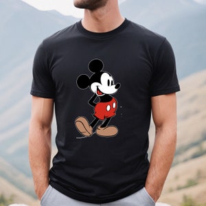 Op de afbeelding: Zwart T-shirt met een cartoon afbeelding van Mickey Mouse in een rood-zwarte outfit.