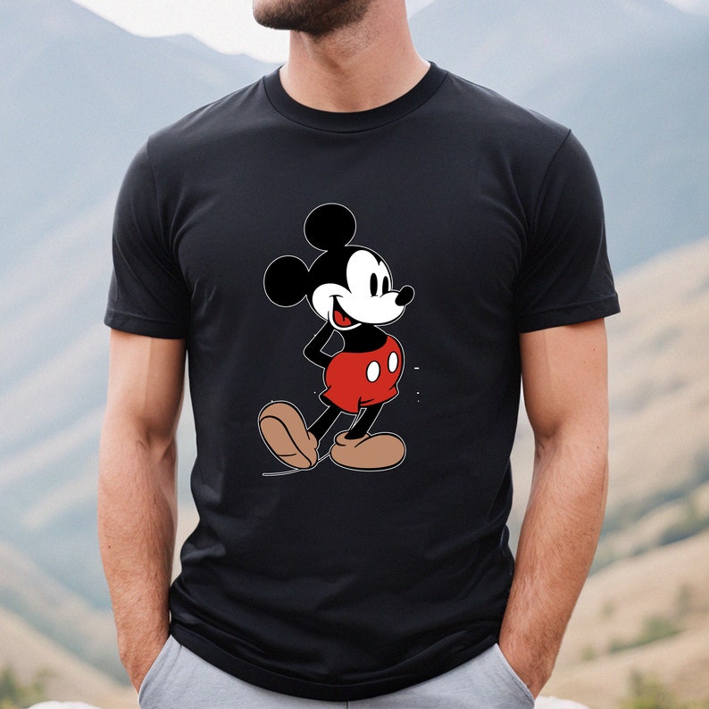 Op de afbeelding: Zwart T-shirt met een cartoon afbeelding van Mickey Mouse in een rood-zwarte outfit.