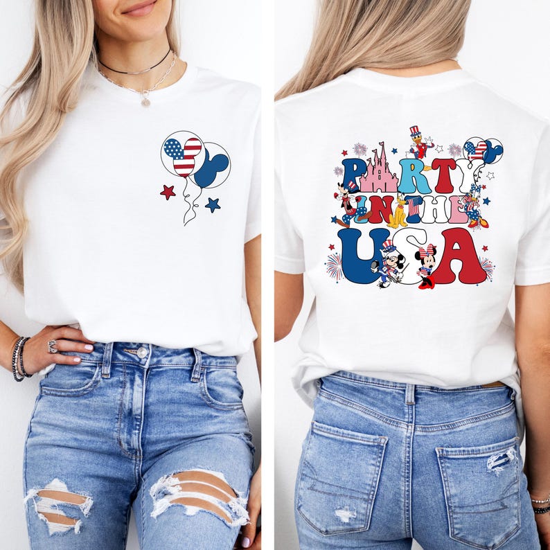 K&ouml;nnte beinhalten: Wei&szlig;es T-Shirt mit patriotischem Design. Die Vorderseite zeigt Mickey Mouse-f&ouml;rmige Ballons in Rot, Wei&szlig; und Blau, mit Sternen. Auf der R&uuml;ckseite steht der Text "Party in the USA" mit Mickey- und Minnie-Mouse-Figuren.