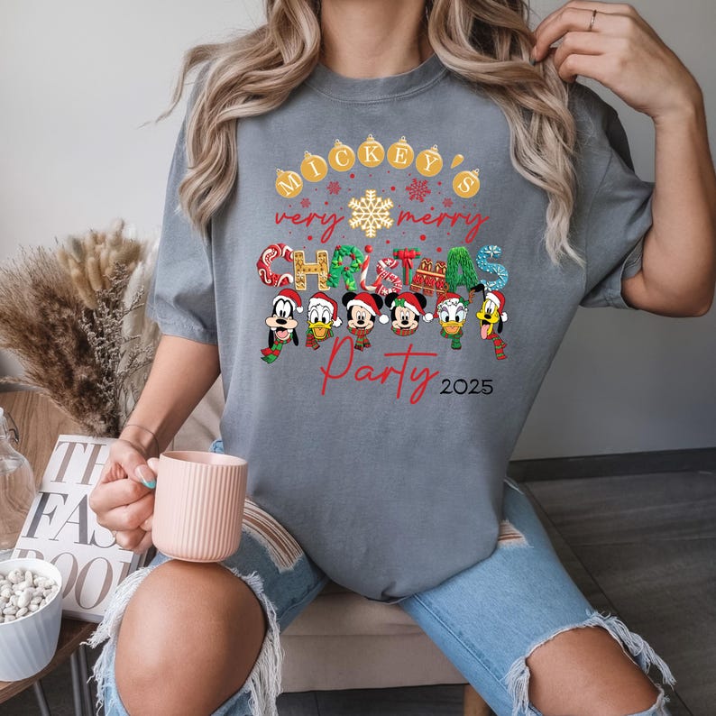 Comfort Colors® Mickey's Merry Merry Christmas Party 2025 Shirt, Disney Weihnachtsfeier Shirt, Mickey und Freunde Weihnachten T-Shirt Bild 7