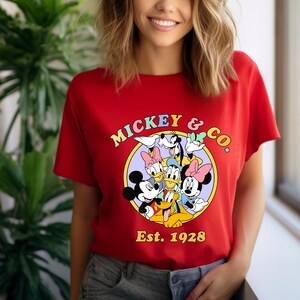 Camiseta Comfort Colors® Vintage Mickey & Co Est 1928, camiseta retro Mickey and Friends, camisetas familiares de Disney, camiseta de Disney World, camiseta de Disney