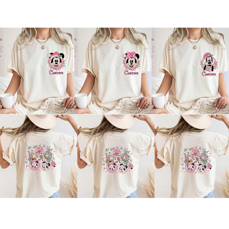 K&ouml;nnte beinhalten: Cremefarbene T-Shirts mit Disney-Charaktergrafiken. Auf der Vorderseite der Shirts sind Minnie Mouse und Goofy Designs mit dem Wort "Custom" in rosa zu sehen. Auf der R&uuml;ckseite der Shirts ist eine Gruppe von Disney-Charakteren abgebildet.