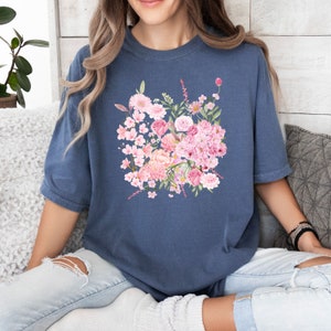 Comfort Colors® Camisa de ramo de rosas, camisa de ramo de flores, camisa floral retro, camisa de flores, camisa de damas de plantas, regalo para mujeres imagen 6