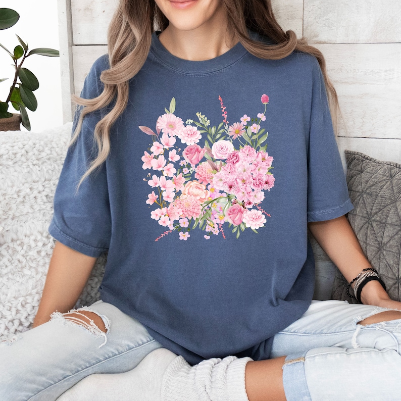 Comfort Colors® Camisa de ramo de rosas, camisa de ramo de flores, camisa floral retro, camisa de flores, camisa de damas de plantas, regalo para mujeres imagen 6