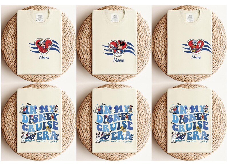 Op de afbeelding: Zes witte T-shirts met verschillende Disney Cruise-ontwerpen. De bovenste rij toont Mickey Mouse, Minnie Mouse en Donald Duck in nautische outfits. De onderste rij toont de tekst "In My Disney Cruise Era" met verschillende Disney-personages.
