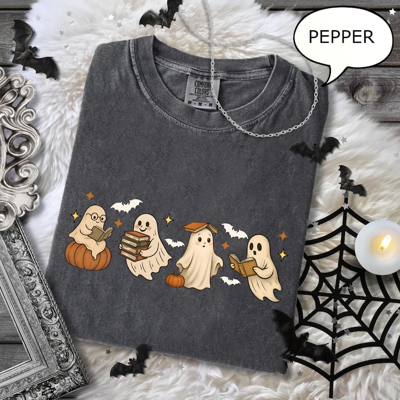 Comfort Colors® spökläsningsbok-t-shirt, Halloween-spöke-tröja, bokälskare-present, Halloween-skjorta för lärare, söt spöke och bok-tröja bild 3