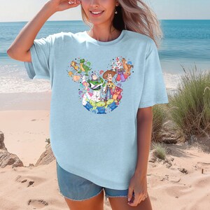 Comfort Colors® Musse Pigg Toy Story-tröja, Disneyland Toy Story-tröja, You've Got A Friend In Me-tröja, Toy Story-filmkaraktärer-tröja bild 7