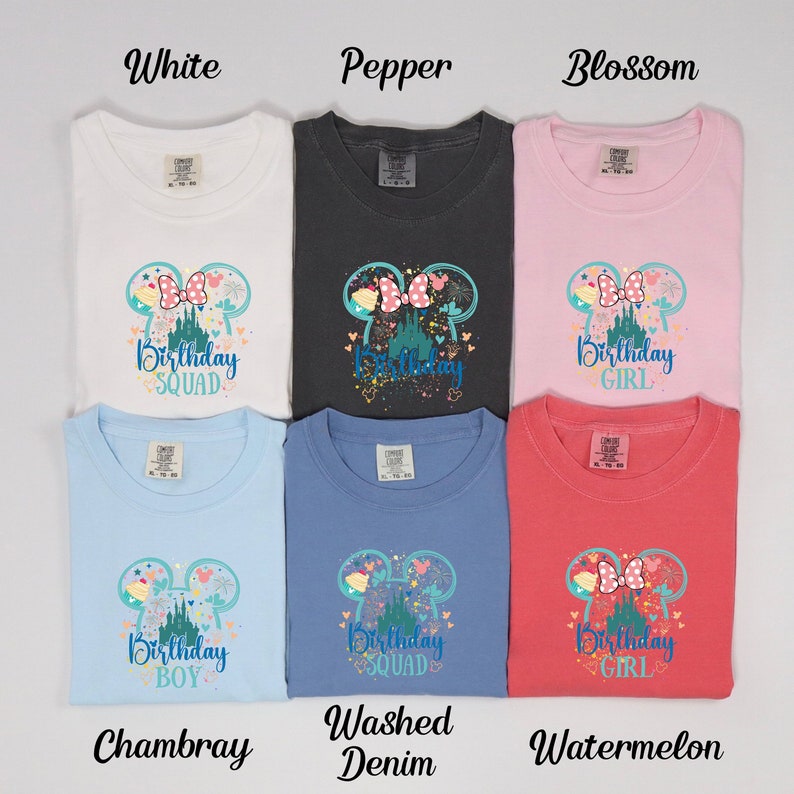 Puede incluir: Seis camisetas de diferentes colores con un gr&aacute;fico de un castillo, orejas de Mickey Mouse y las palabras "Birthday Squad", "Birthday Girl", "Birthday Boy" impresas en ellas.