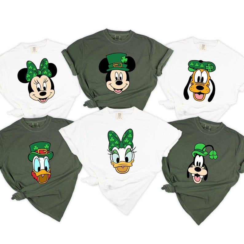 Puede incluir: Seis camisetas con personajes de dibujos animados con dise&ntilde;os del D&iacute;a de San Patricio. Las camisetas son blancas y verde oliva, con personajes como Mickey y Minnie Mouse, Donald y Daisy Duck y Pluto. Cada personaje lleva un sombrero o lazo verde.