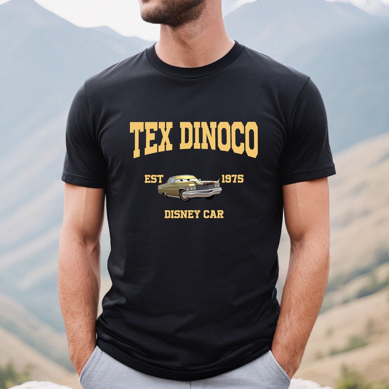 Puede incluir: Una camiseta negra con un dise&ntilde;o gr&aacute;fico amarillo que presenta el texto "Tex Dinoco Est. 1975" y una imagen de dibujos animados de un coche amarillo. El texto "Disney Car" tambi&eacute;n est&aacute; incluido en el dise&ntilde;o.