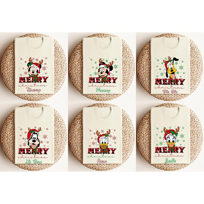 Op de afbeelding: Zes witte T-shirts met een rood-zwart ruitpatroon aan de bovenkant. Elk shirt heeft een ander Disney-personage dat een kerstmanmuts en rendiergewei draagt. De tekst "Merry Christmas" staat op elk shirt gedrukt met een naam eronder. De namen zijn "Daddy", "Mommy", "Big Sis", "Lil Bro", "Also" en "Jacie".