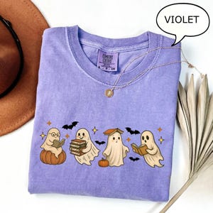 Comfort Colors® spökläsningsbok-t-shirt, Halloween-spöke-tröja, bokälskare-present, Halloween-skjorta för lärare, söt spöke och bok-tröja bild 5