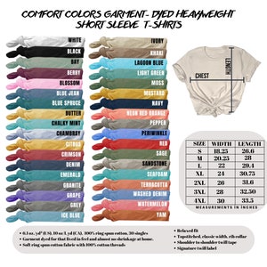 Puede incluir: Un gr&aacute;fico que muestra las medidas de talla, ancho y largo en pulgadas para una variedad de tallas de camisetas. El gr&aacute;fico est&aacute; etiquetado como "Comfort Colors Garment-Dyed Heavyweight Short Sleeve T-Shirts". El gr&aacute;fico tambi&eacute;n muestra una variedad de colores para las camisetas, incluyendo blanco, negro, bah&iacute;a, baya, flor, azul jean, azul abeto, mantequilla, menta calc&aacute;rea, chambray, c&iacute;tricos, carmes&iacute;, denim, esmeralda, granito, uva, gris, azul hielo, marfil, caqui, azul laguna, verde claro, musgo, mostaza, azul marino, naranja rojo ne&oacute;n, pimienta, periwinkle, rojo, salvia, piedra arenisca, espuma de mar, terracota, denim lavado, sand&iacute;a y yam.