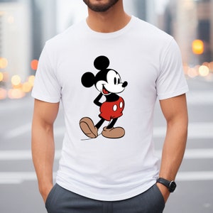 Op de afbeelding: Wit T-shirt met een zwart-witte afbeelding van Mickey Mouse met een rode broek.