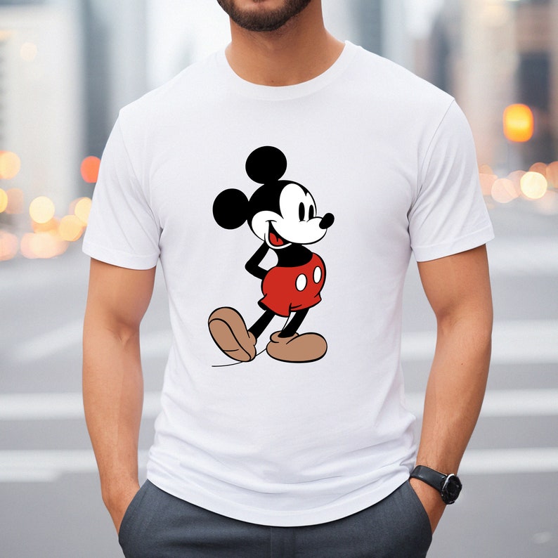 Op de afbeelding: Wit T-shirt met een zwart-witte afbeelding van Mickey Mouse met een rode broek.