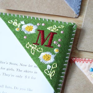 Marcapáginas de esquina bordado a mano personalizado, marcapáginas de esquina cosido a mano con página triangular de fieltro, marcapáginas bordado, regalo de Navidad