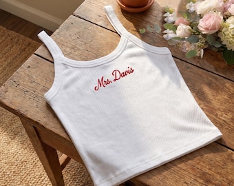 Canotta personalizzata ricamata, maglietta "Mrs", canotta da sposa, completo per addio al nubilato, regalo di nozze personalizzato, top per addio al nubilato, completo per luna di miele