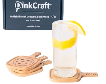 Peut inclure: Ensemble de quatre sous-verres en bois en forme de raquette de pickleball. Les sous-verres sont en bois de bouleau et présentent un motif de pickleball gravé au laser. Les sous-verres sont présentés sur une surface blanche avec un verre d'eau et une tranche de citron.