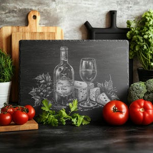Tabla de quesos de pizarra con grabado láser, tabla para cortar, cortar, cortar botellas de vino, copas y cuñas de queso / Decoración de cocina, charcutería, n.° 001