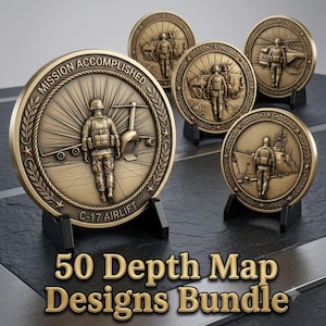 Könnte beinhalten: Eine Sammlung von vier runden, bronzefarbenen Challenge Coins, die auf kleinen schwarzen Ständern präsentiert werden. Jede Münze zeigt ein Reliefdesign eines Soldaten in Uniform, mit dem Text "MISSION ACCOMPLISHED" und "C-17 AIRLIFT" auf der größten Münze.
