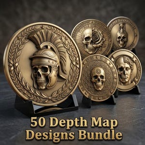 Puede incluir: Una colección de cinco medallones circulares en tonos bronce expuestos sobre soportes negros. El medallón más grande presenta una calavera con un casco romano. Otros diseños incluyen una calavera con una rosa, un reloj de arena, una calavera con patrones de mandala y un rostro dividido.