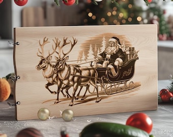 Peut inclure: Une planche à découper en bois avec un motif gravé au laser représentant le Père Noël dans un traîneau tiré par deux rennes. Le motif est en nuances de brun et de noir sur un fond de bois clair.