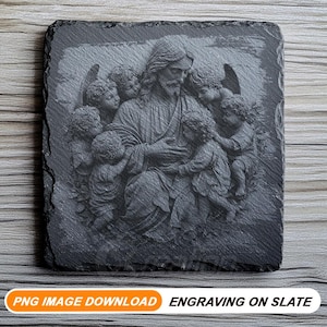 Puede incluir: Placa de pizarra grabada con una imagen en blanco y negro de Jes&uacute;s rodeado de ni&ntilde;os. La imagen es detallada y muestra a Jes&uacute;s con los brazos alrededor de los ni&ntilde;os.