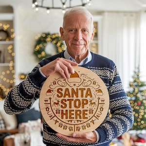 Christmas Laser SVG Santa Stop Here Sign, Round Christmas Door Hanger-bestand voor Glowforge, digitale download AI DXF